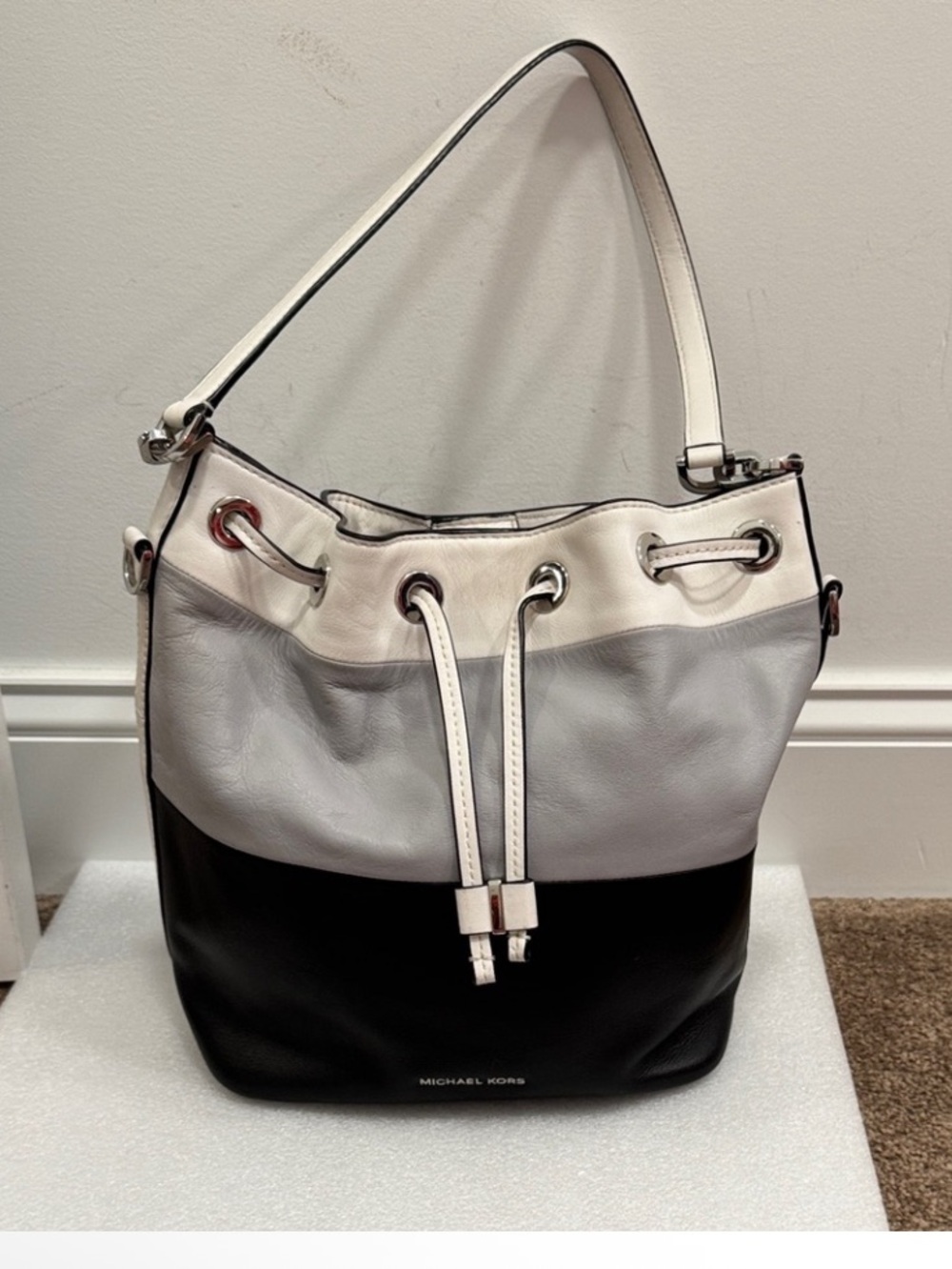 MICHAEL Michael Kors Black, Gray & White Leather Drawstring Shoulder Bag EUC